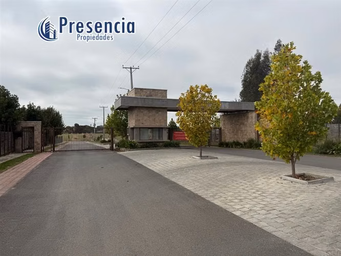 se vende Exclusiva parcela en condominio consolidado