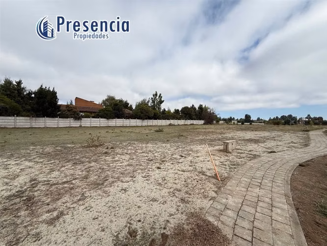 se vende Exclusiva parcela en condominio consolidado