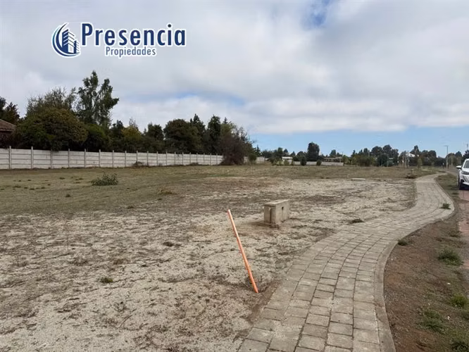 se vende Exclusiva parcela en condominio consolidado