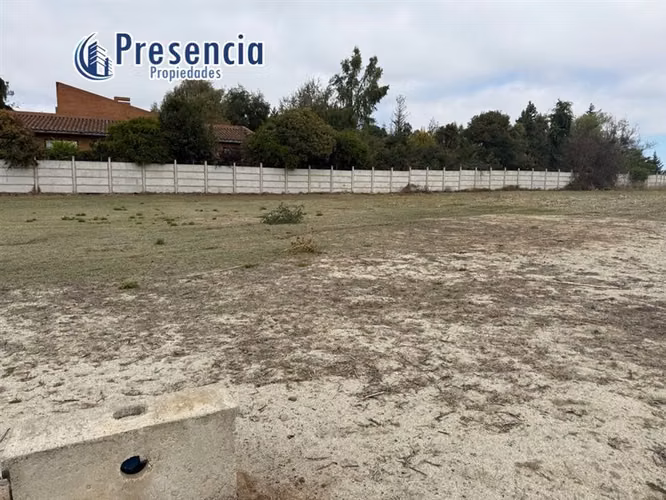 se vende Exclusiva parcela en condominio consolidado