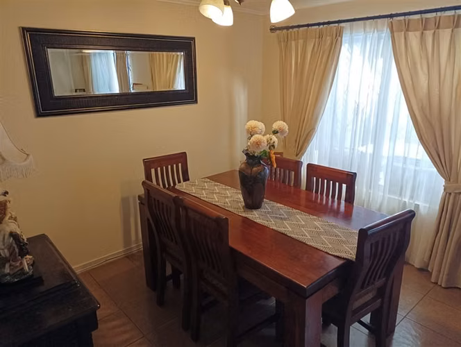 SE VENDE AMPLIA CASA VILLA LOS PORTONES DE LINARES