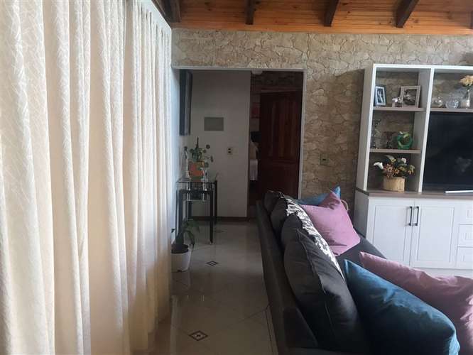 Hermosa casa en venta-Linares 3 dorm. 2 baños 5 estacionam