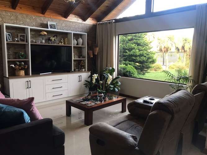 Hermosa casa en venta-Linares 3 dorm. 2 baños 5 estacionam
