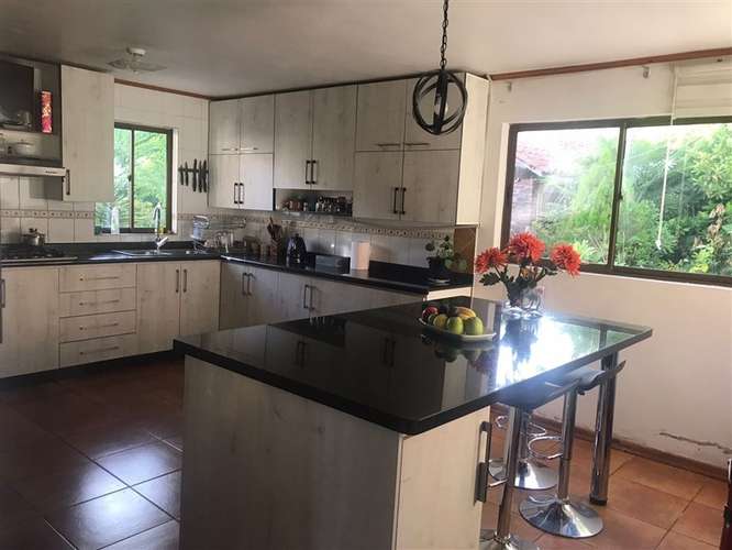 Hermosa casa en venta-Linares 3 dorm. 2 baños 5 estacionam