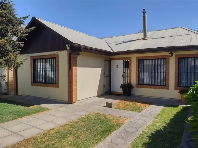 Casa en venta de 3 dorm, 2 baños, cercana a Villa Edén