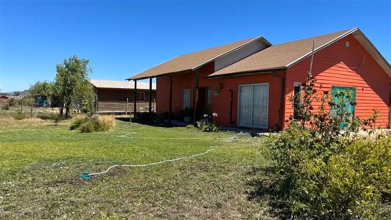 Parcela 5.000 m con 2 casas y piscina en Pelarco