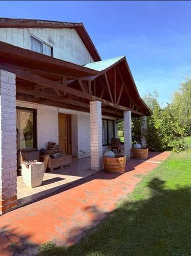 AMPLIA CASA DISPONIBLE PARA VENTA O ARRIENDO EN RARI, COLBÚN