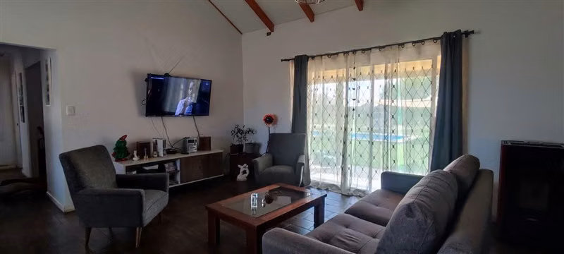 Parcela 5.000 m con 2 casas y piscina en Pelarco