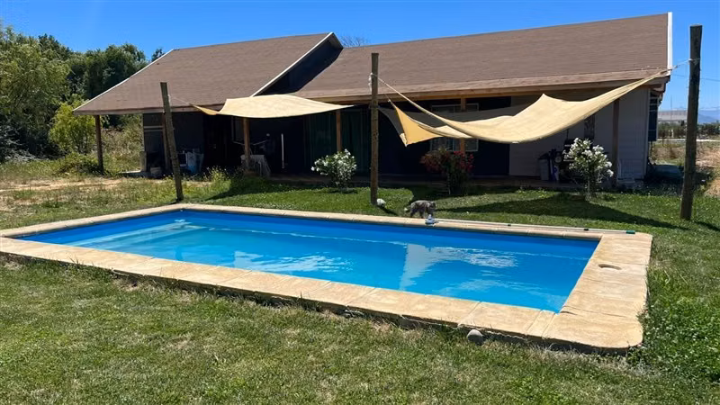 Parcela 5.000 m con 2 casas y piscina en Pelarco