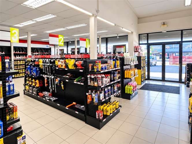 LOCAL COMERCIAL CON AMPLIA ZONA DE ESTACIONAMIENTO - Imagen 4