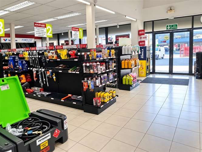 LOCAL COMERCIAL CON AMPLIA ZONA DE ESTACIONAMIENTO - Imagen 5