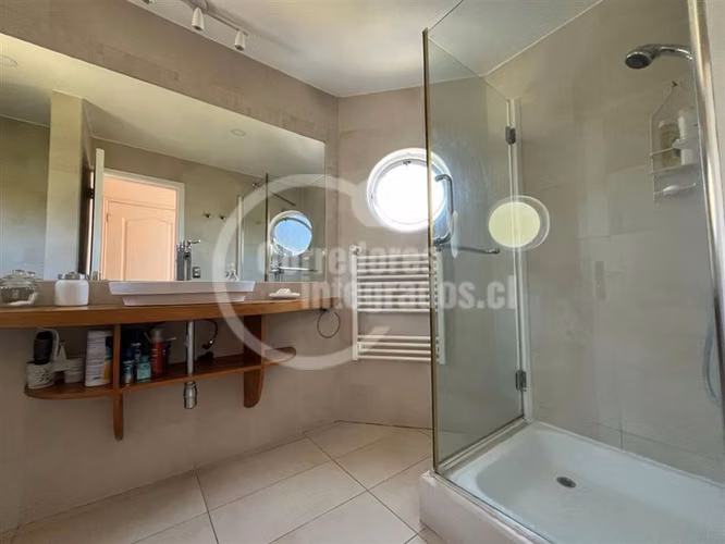 Casa en arriendo de 6 dorm. en Santo Domingo