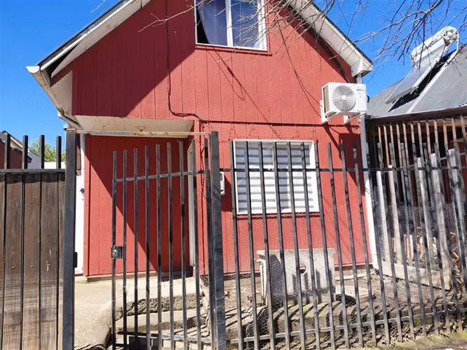 En venta casa de dos pisos en Villa La Campiña, Talca