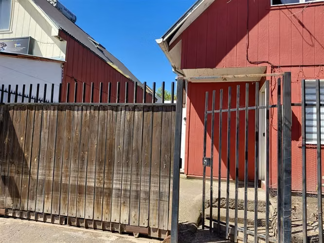 En venta casa de dos pisos en Villa La Campiña, Talca