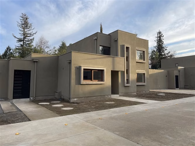 Casa en venta de 4 dorm sector oriente