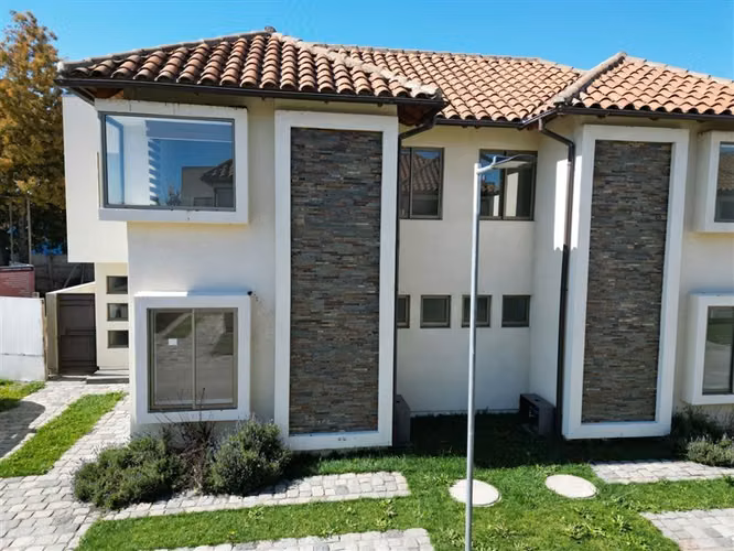 EN VENTA HERMOSA CASA EN CONDOMINIO PIEDRA VERDE - SUR PTE
