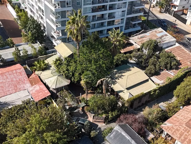 Casa en venta de 6 dorm. 2 baños y gran terreno en Ñuñoa