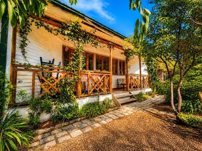 Casa en venta de 6 dorm. 2 baños y gran terreno en Ñuñoa