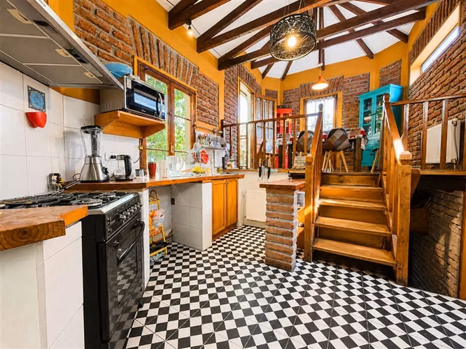 Casa en venta de 6 dorm. 2 baños y gran terreno en Ñuñoa