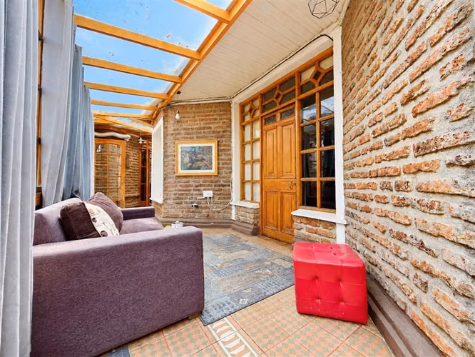 Casa en venta de 6 dorm. 2 baños y gran terreno en Ñuñoa
