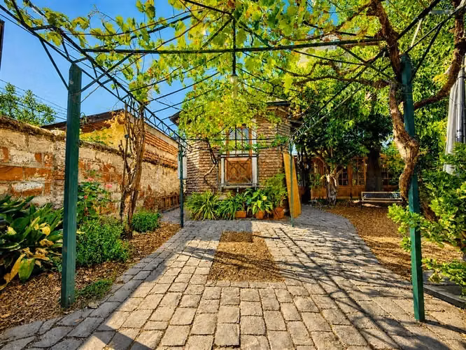 Casa en venta de 6 dorm. 2 baños y gran terreno en Ñuñoa
