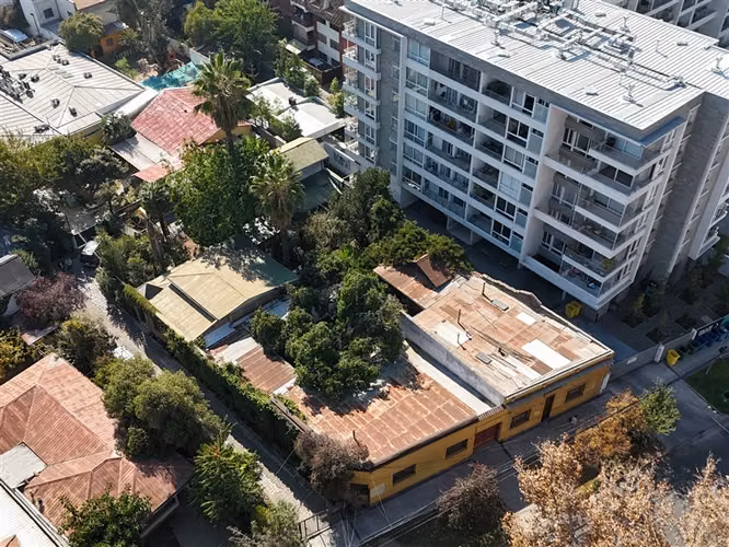 Casa en venta de 6 dorm. 2 baños y gran terreno en Ñuñoa