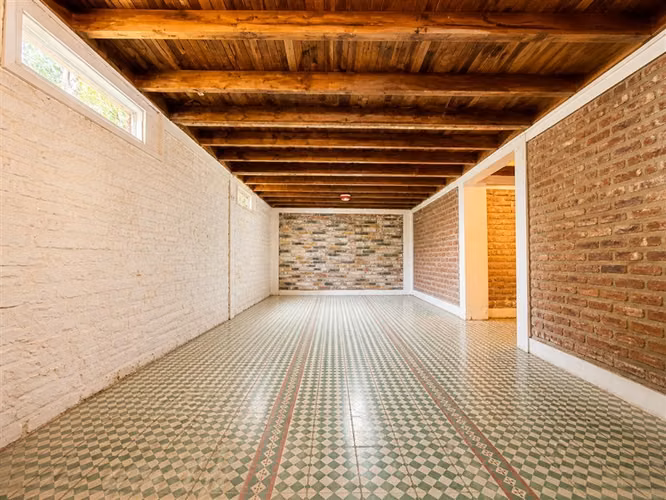 Casa en venta de 6 dorm. 2 baños y gran terreno en Ñuñoa