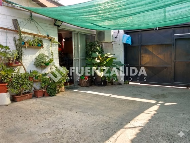 Casa esquina en venta de 3 dorm. amplio terreno Maipú