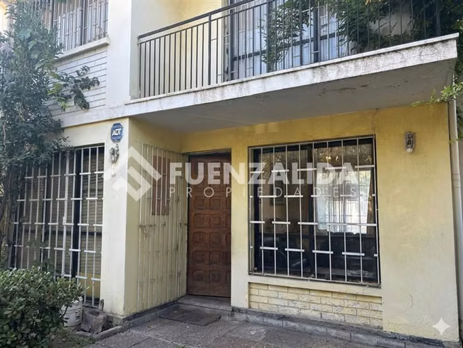 Casa en venta usada de 4D 2B 1E en calle principal de Macul