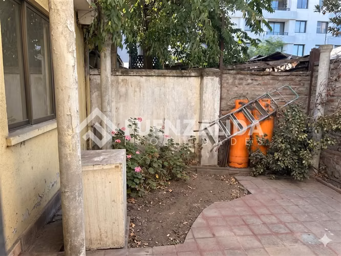 Casa en venta usada de 4D 2B 1E en calle principal de Macul
