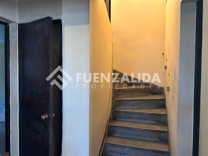 Casa en venta usada de 4D 2B 1E en calle principal de Macul