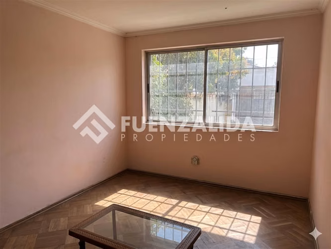 Casa en venta usada de 4D 2B 1E en calle principal de Macul