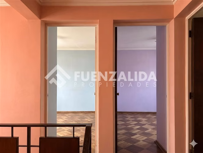 Casa en venta usada de 4D 2B 1E en calle principal de Macul