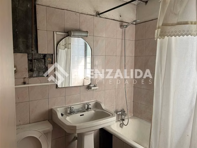 Casa en venta usada de 4D 2B 1E en calle principal de Macul