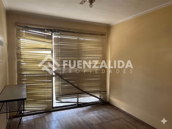 Casa en venta usada de 4D 2B 1E en calle principal de Macul