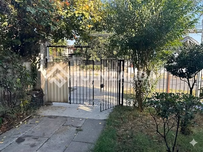 Casa en venta usada de 4D 2B 1E en calle principal de Macul