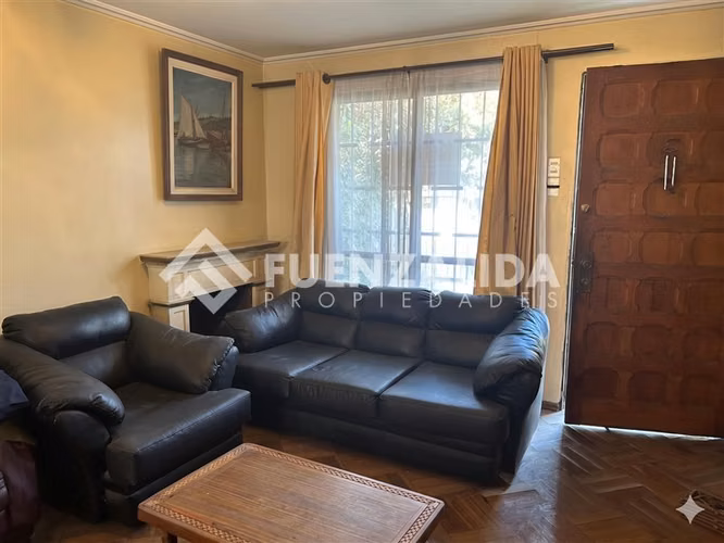 Casa en venta usada de 4D 2B 1E en calle principal de Macul