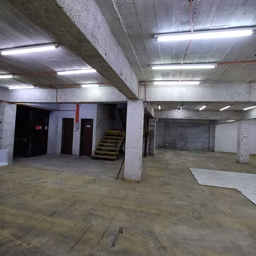 LOCAL ESQUINA 2 NIVELES TOTAL 600 M2 CENTRO (118038)