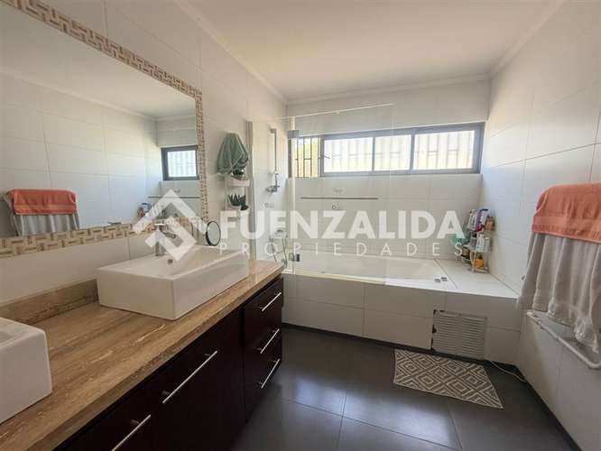 Exclusiva Casa en venta de 4 dorm. En Cerro Grande