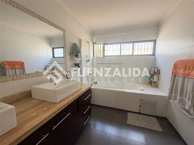 Exclusiva Casa en venta de 4 dorm. En Cerro Grande