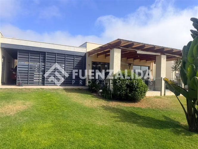 Exclusiva Casa en venta de 4 dorm. En Cerro Grande
