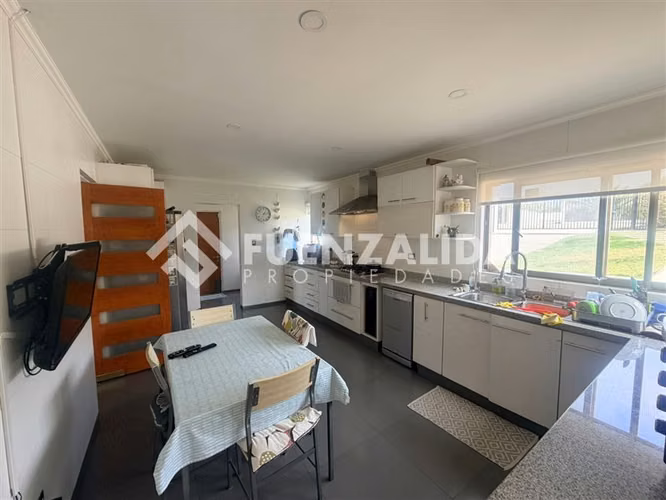 Exclusiva Casa en venta de 4 dorm. En Cerro Grande