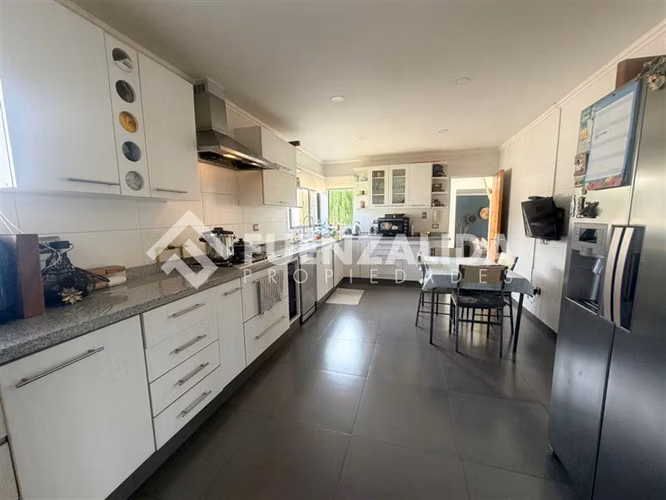 Exclusiva Casa en venta de 4 dorm. En Cerro Grande