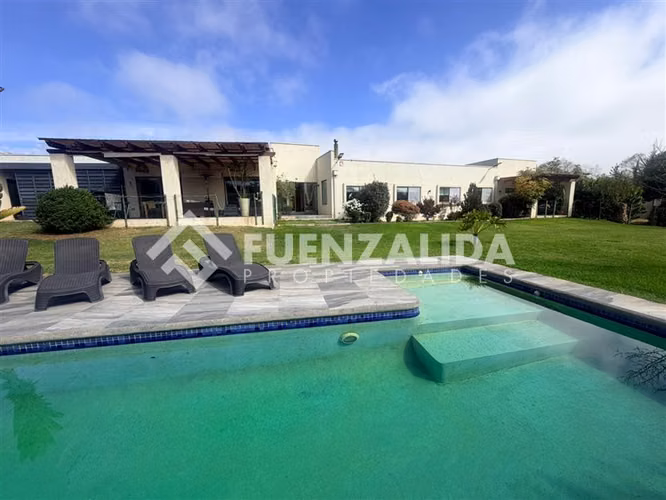Exclusiva Casa en venta de 4 dorm. En Cerro Grande