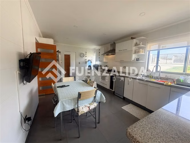 Exclusiva Casa en venta de 4 dorm. En Cerro Grande