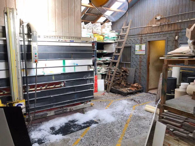 ¡Rebajado! Local Comercial en Sector Industrial