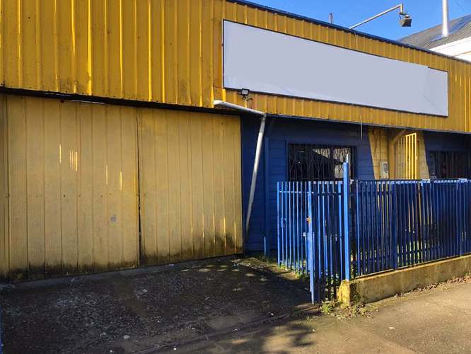 ¡Rebajado! Local Comercial en Sector Industrial