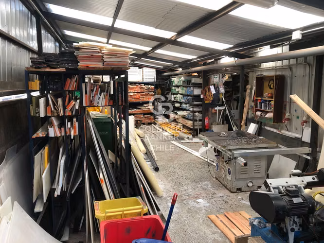 ¡Rebajado! Local Comercial en Sector Industrial