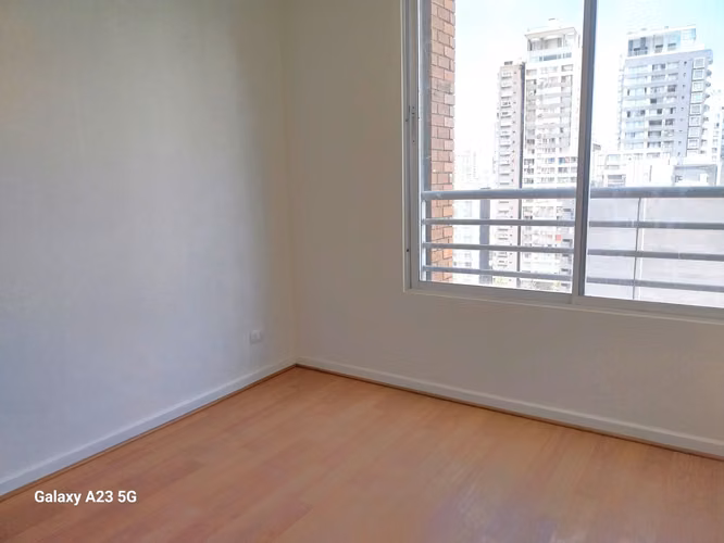 Excelente departamento / Metro Santa Lucia