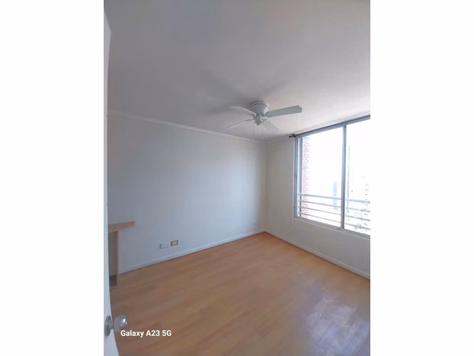 Excelente departamento / Metro Santa Lucia